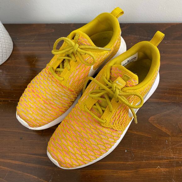 Nike Roshe One Flyknit Sneaker Shoes Orange/Pink/White  Women’s Size 6 - Picture 2 of 10
